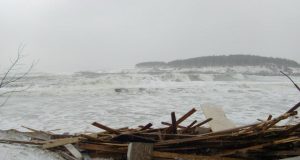 В Царево щетите от бурята стават все повече