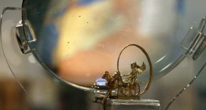 Миниатюрна златна колесница открита в могилата в Синеморец