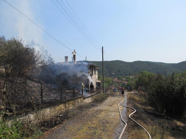 Пожар изпепели почти напълно къща в село Кости