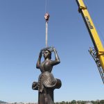 Новият фар-скулптура беше монтиран на вълнолома в Царево