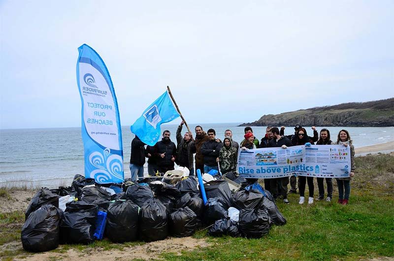 Доброволци организираха почистване на плажове по Черноморието