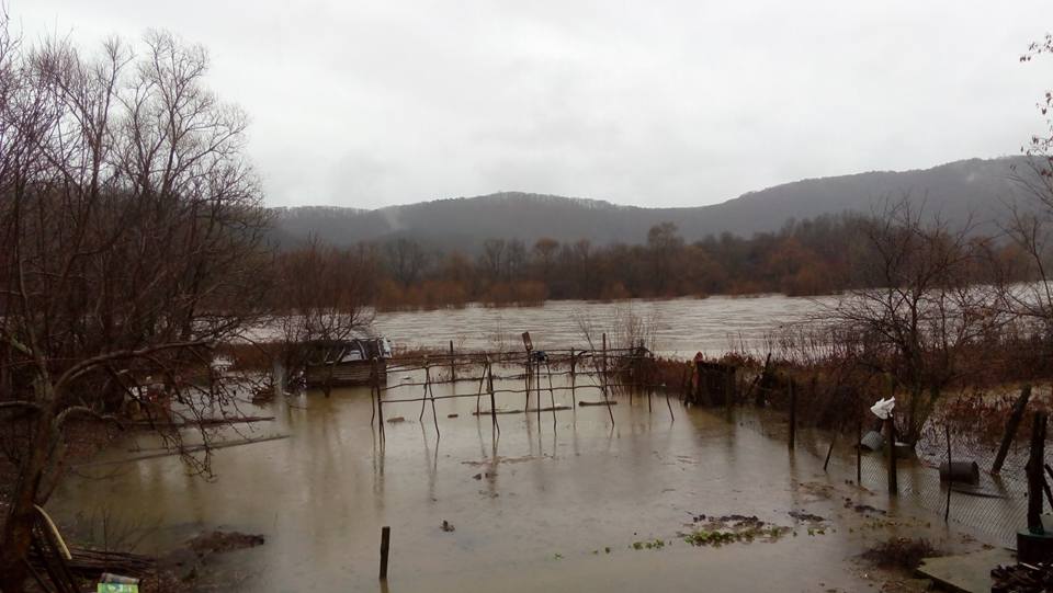 Река Велека излезе от коритото си край село Костѝ, засега няма бедстващи хора