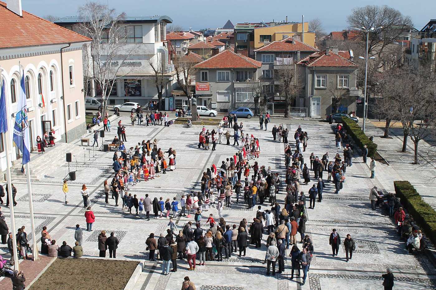 С голямо хоро на площада отпразнуваха 3 март в Царево