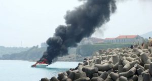 Лодка се запали и изгоря близо до пристанището в Царево