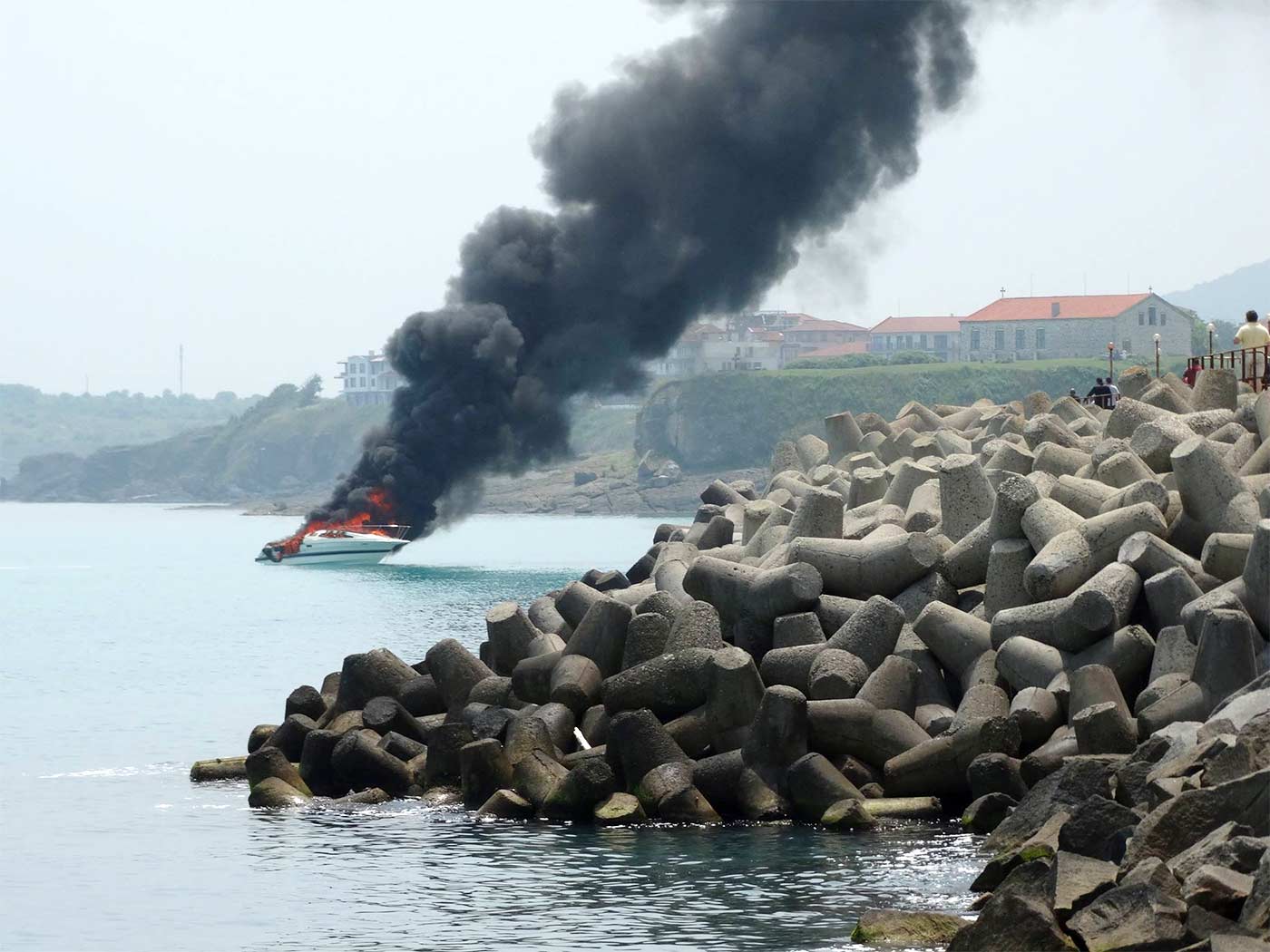 Лодка се запали и изгоря близо до пристанището в Царево