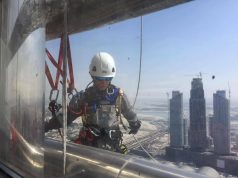 Алпинисти от Царево работят по най-високата сграда в света