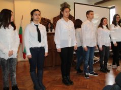 Ученици от Царево честваха 145 години от обесването на Васил Левски с музикално-поетичен спектакъл