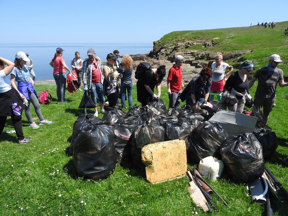 Снимка на фокус, април 2018, Жители и гости на Ахтопол направиха голямо почистване на плажовете в района