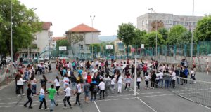 Снимка на фокус, май 2018, Ученици и учители се включиха в хорото за събитието "Розите на България"
