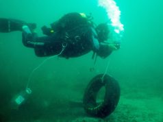 Водолази извадиха над 80 автомобилни гуми от залива в Ахтопол по време на Diving Fest 2018