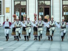 Спектакъл на ансамбъл Българе в Царево откри симпозиума по пчеларство