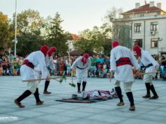 Спектакъл на ансамбъл Българе в Царево откри симпозиума по пчеларство