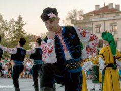 Спектакъл на ансамбъл Българе в Царево откри симпозиума по пчеларство