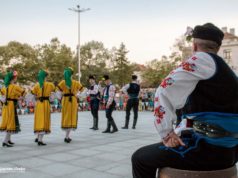 Спектакъл на ансамбъл Българе в Царево откри симпозиума по пчеларство