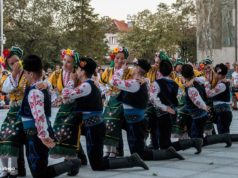 Спектакъл на ансамбъл Българе в Царево откри симпозиума по пчеларство