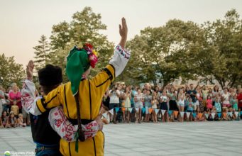Спектакъл на ансамбъл Българе в Царево откри симпозиума по пчеларство